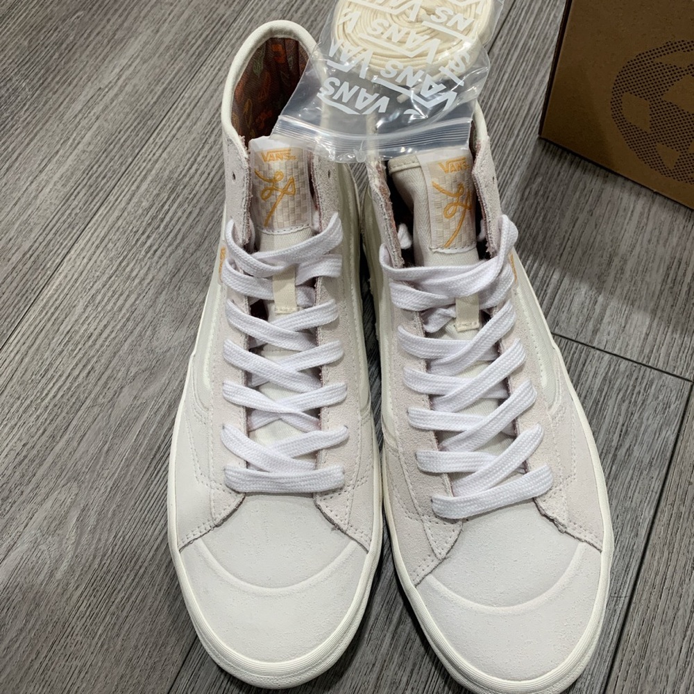 VANS “THE LIZZIE” MARSHMALLOW (SIZE 9.5MEN)